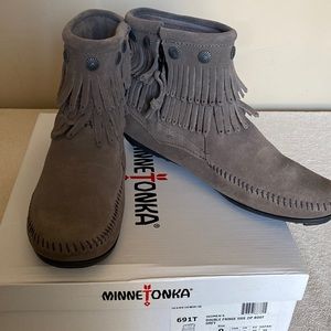 Minnetonka Double Fringe side zip boot, gray suede, size 9